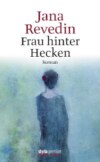 Frau hinter Hecken