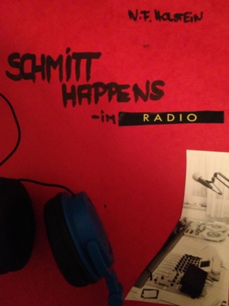 N.F. Holstein. SCHMITT happens – im Radio