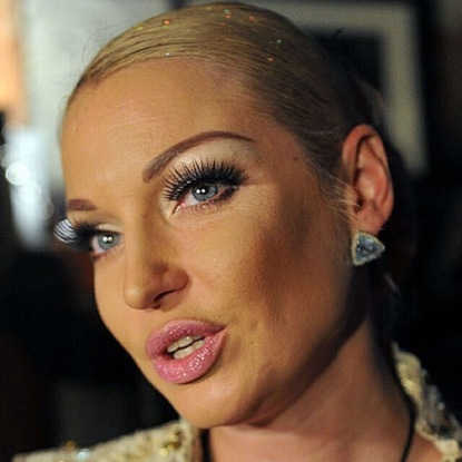 Балерина Анастасия против бортпроводника Ивана: Волочкова просидела в полиции 5 часов за «мелкое хулиганство» из-за снятой в самолете маски