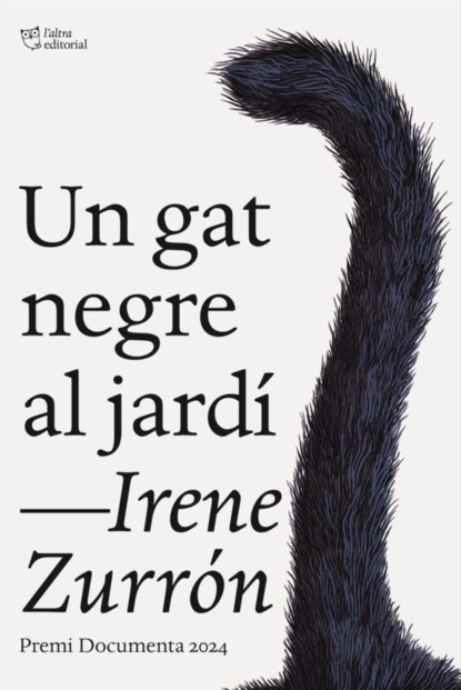 Un gat negre al jardí