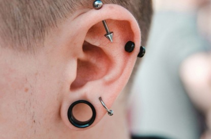 Янис Тивумс, пирсинг-мастер и промышленный альпинист