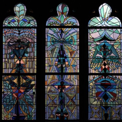 На витражах — не только святые: необычные решения от Герхарда Рихтера, Пьера Сулажа и Жана Кокто