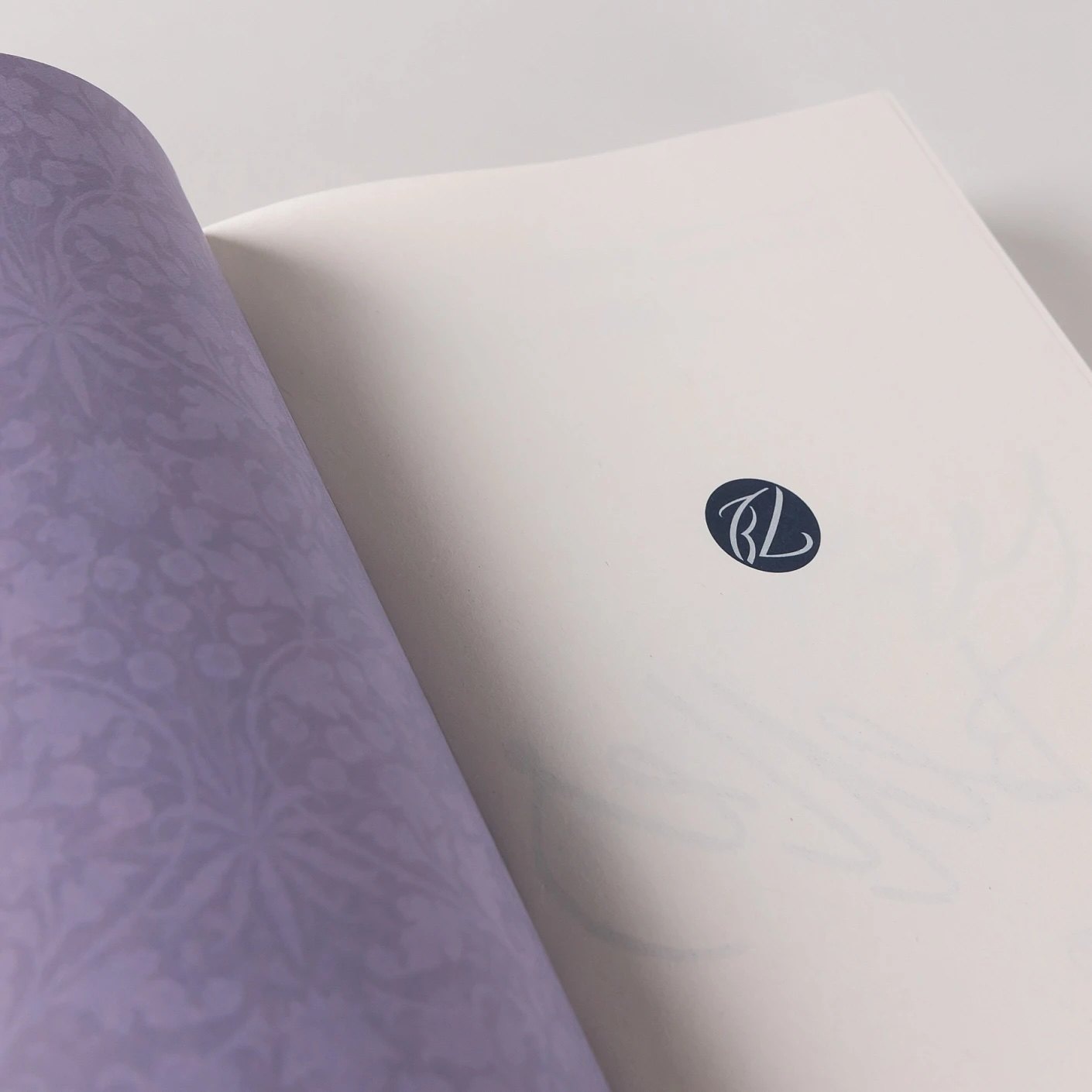 Изображение бумажной книги