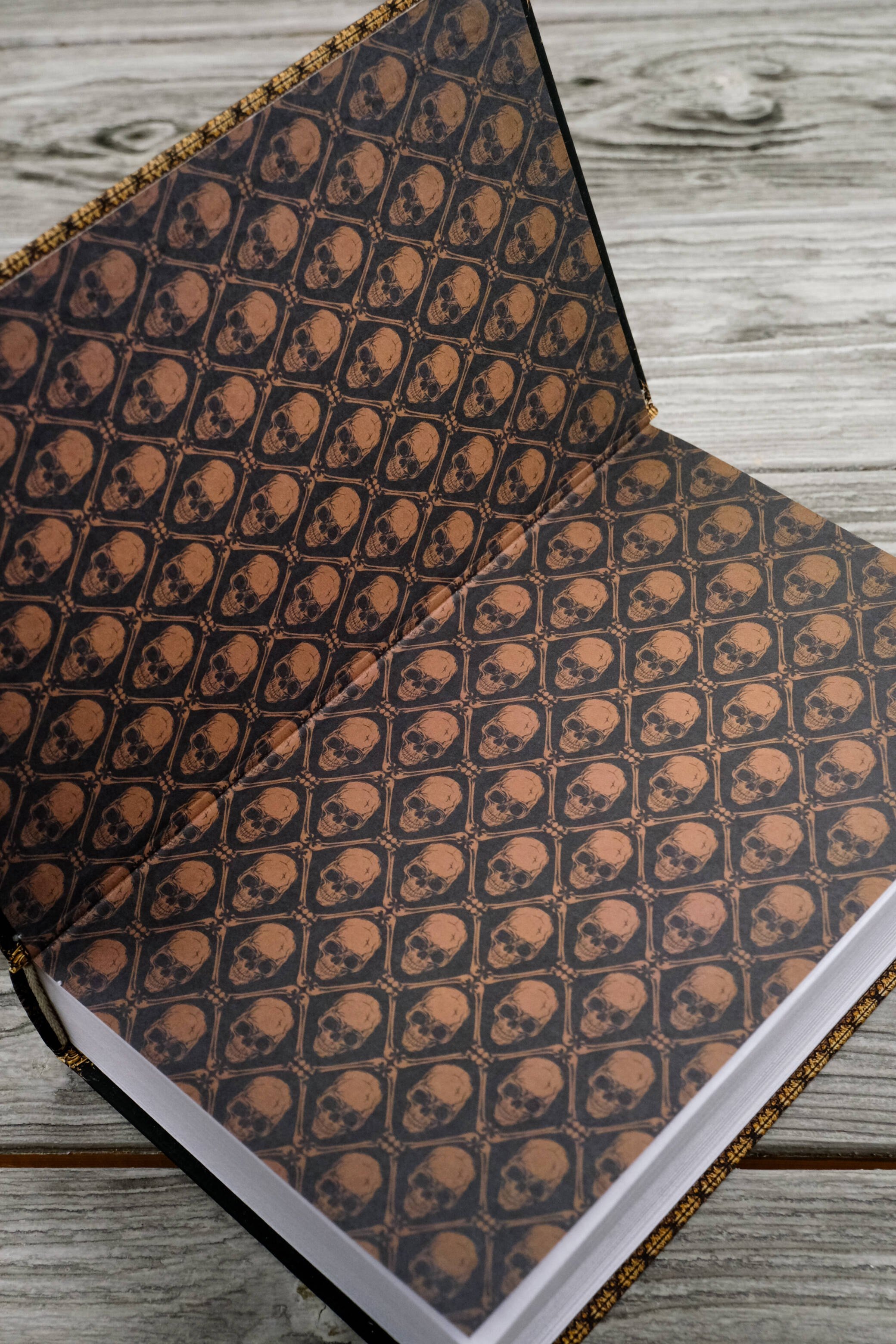 Изображение бумажной книги