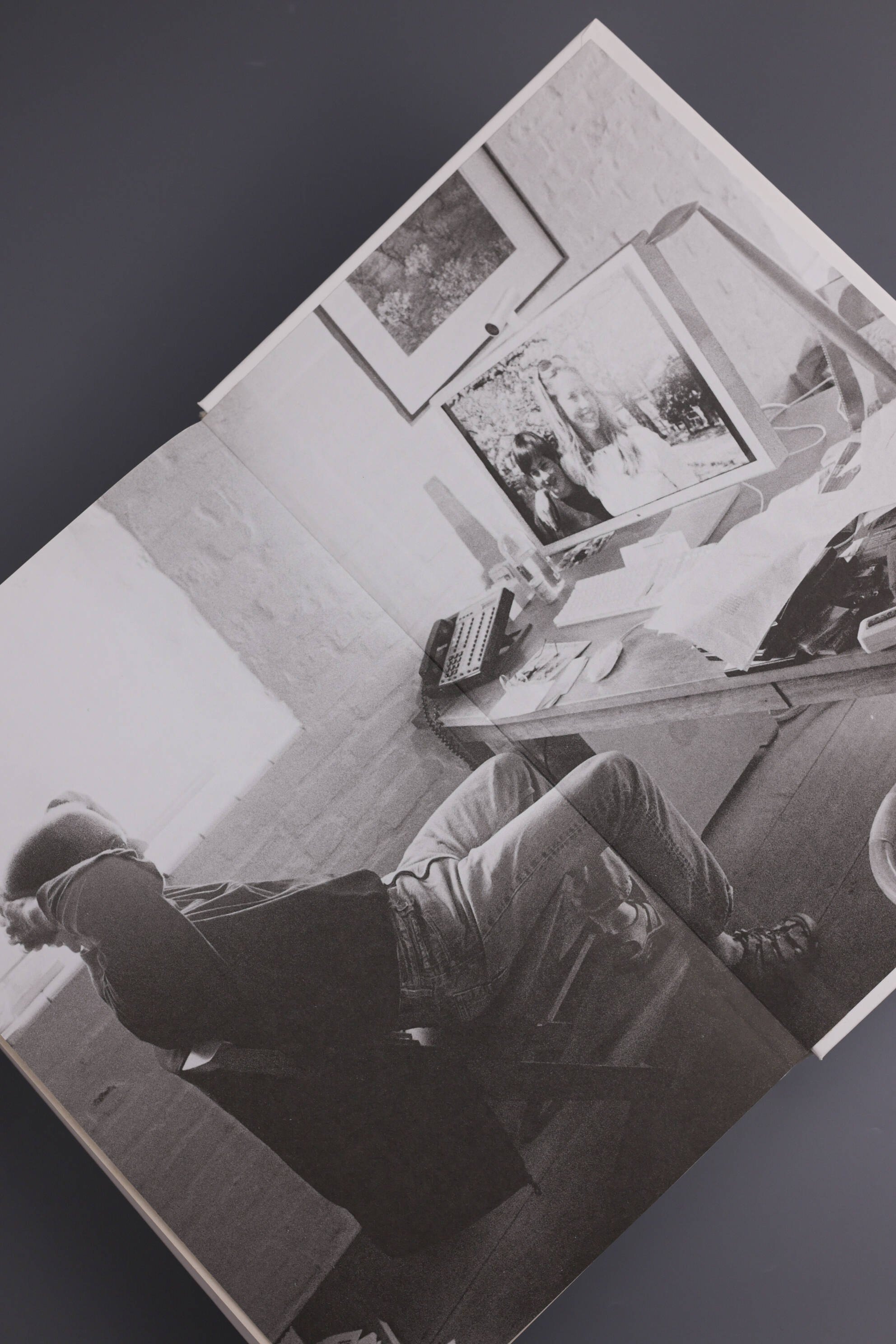 Изображение бумажной книги