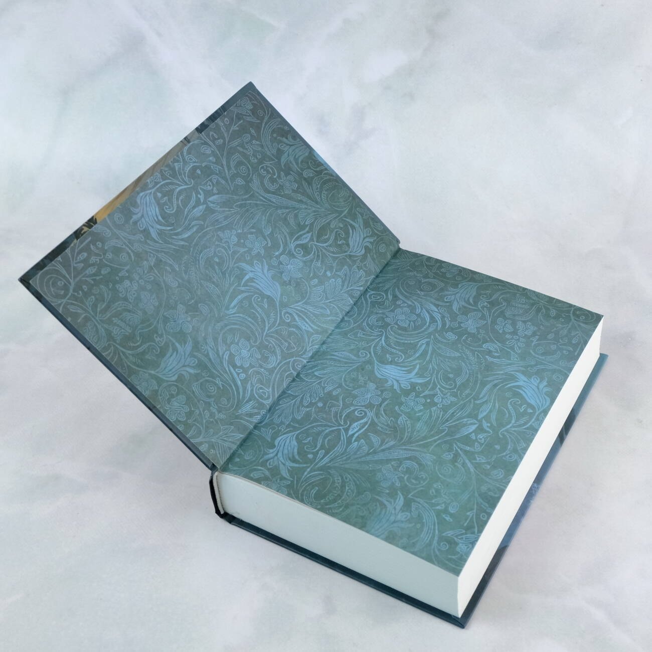 Изображение бумажной книги