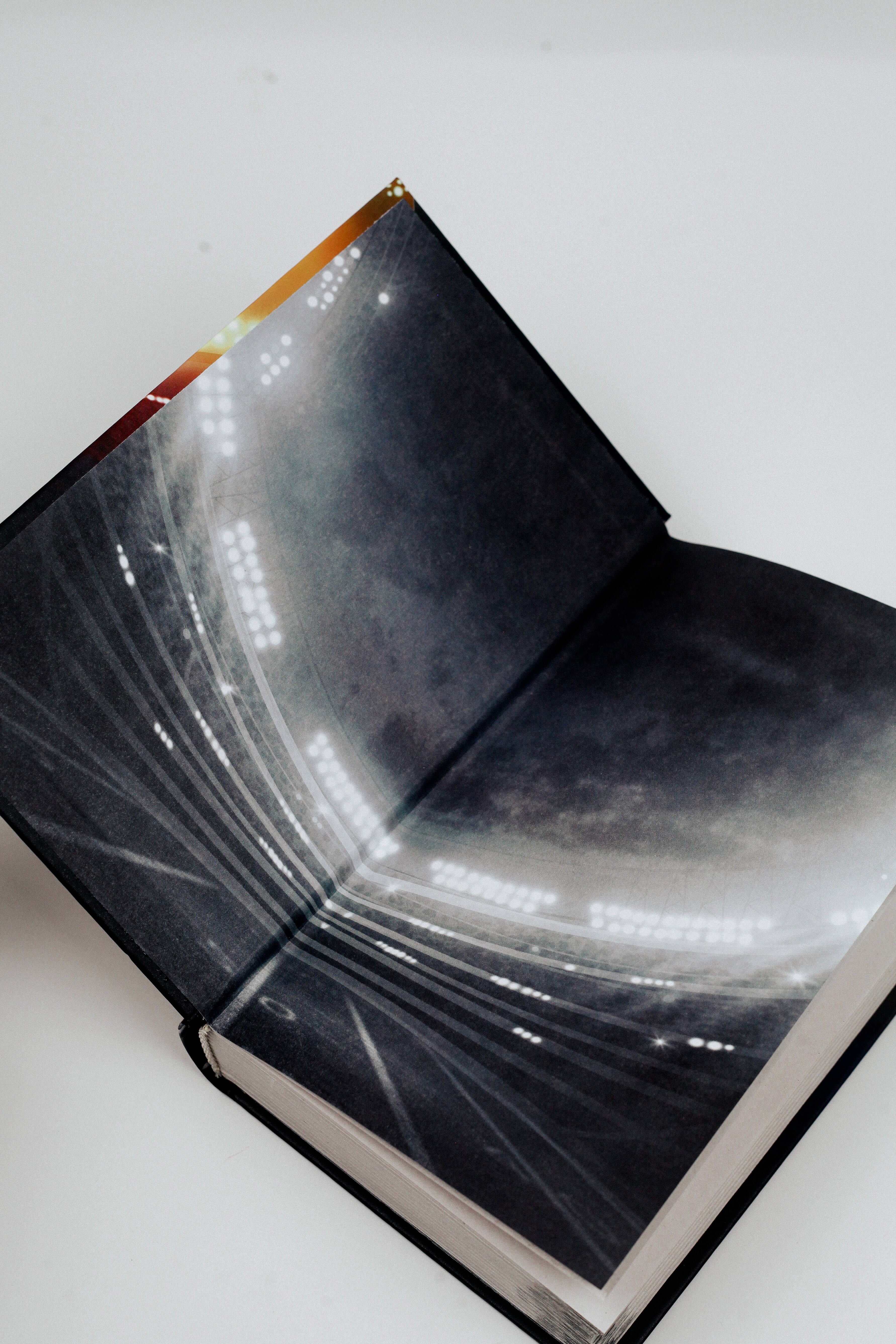 Изображение бумажной книги