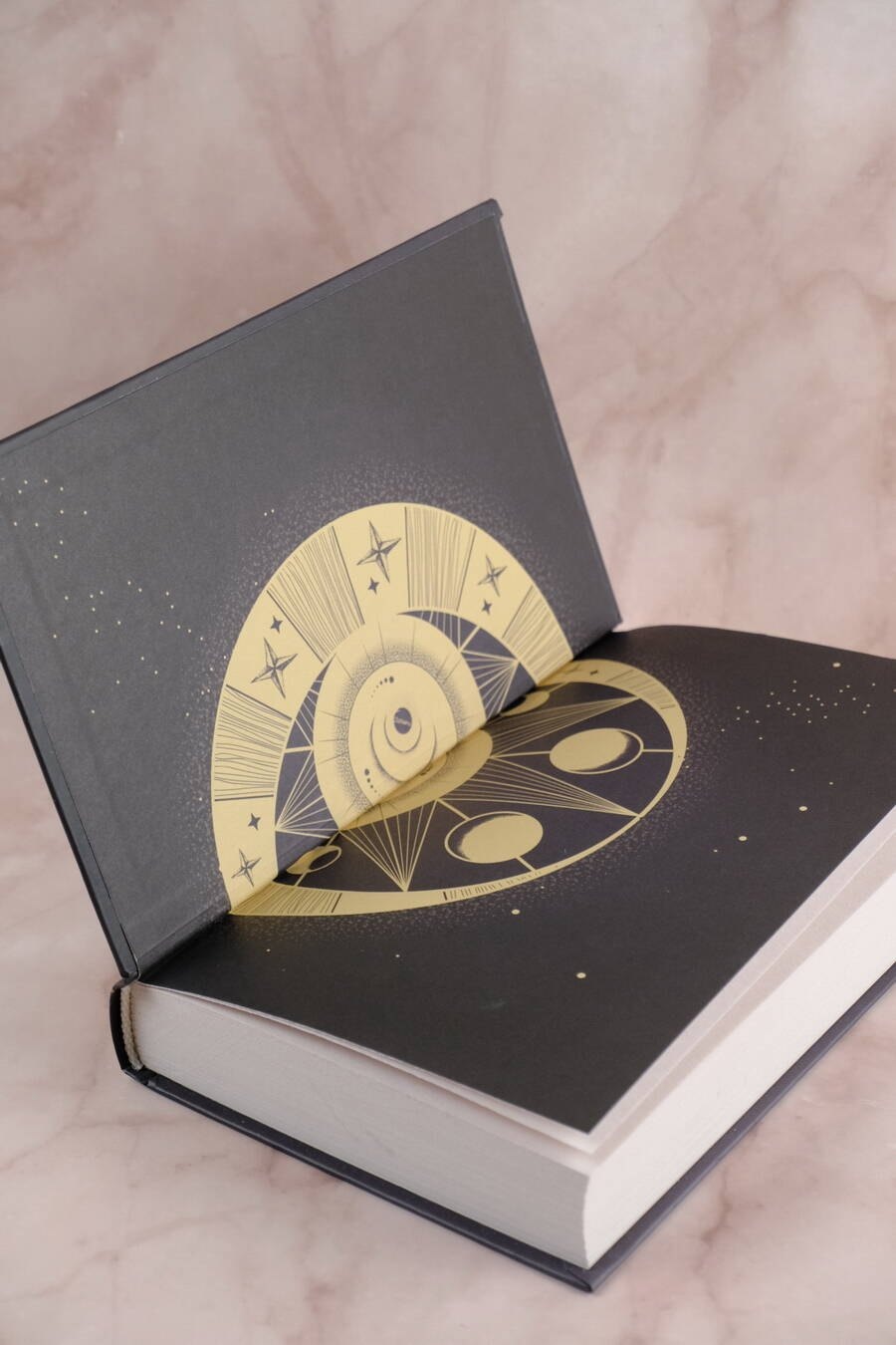 Изображение бумажной книги