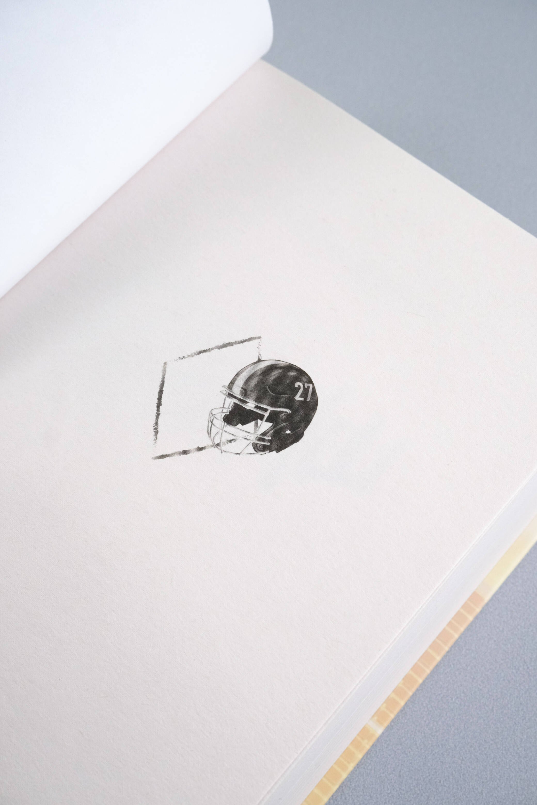 Изображение бумажной книги