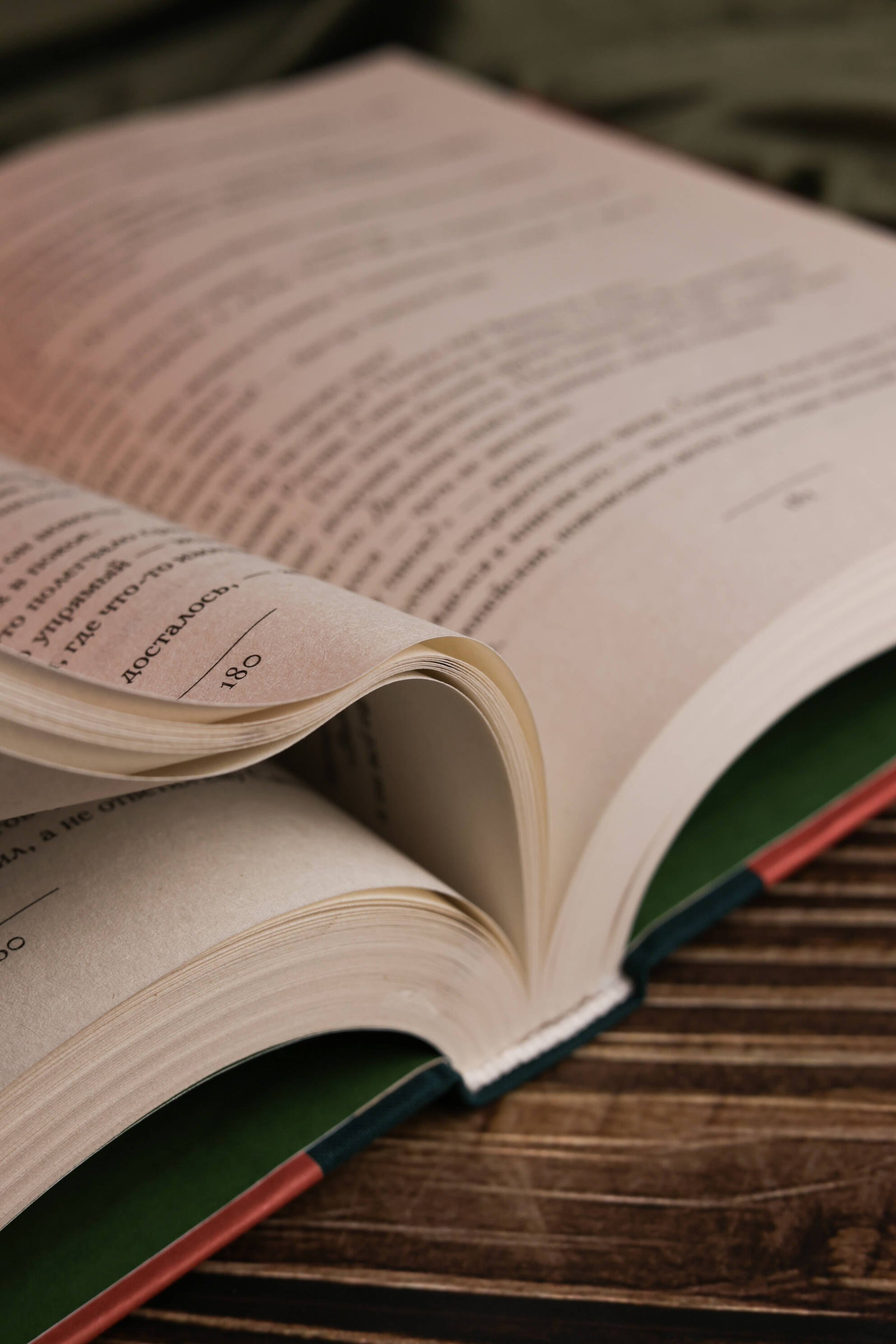 Изображение бумажной книги