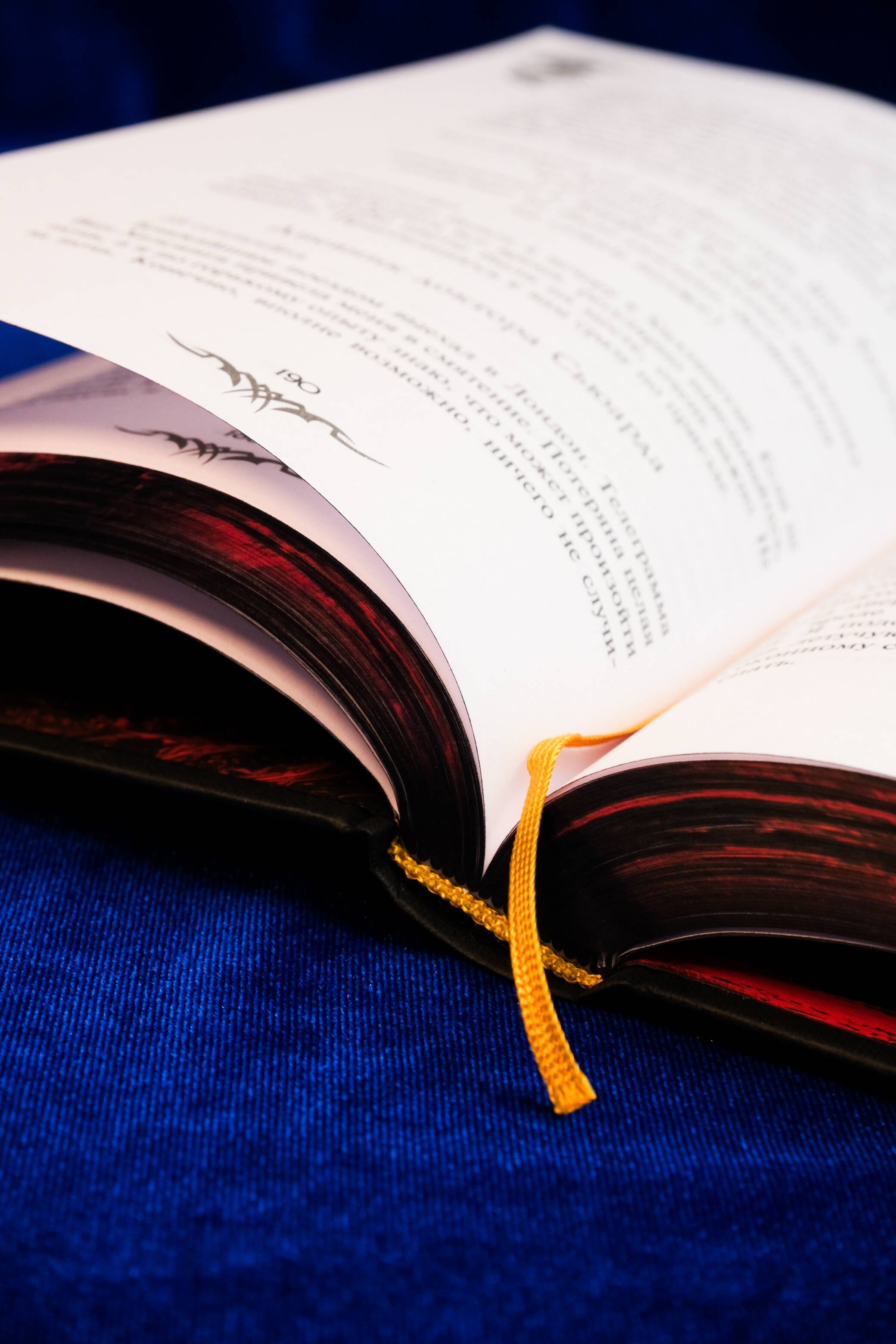 Изображение бумажной книги