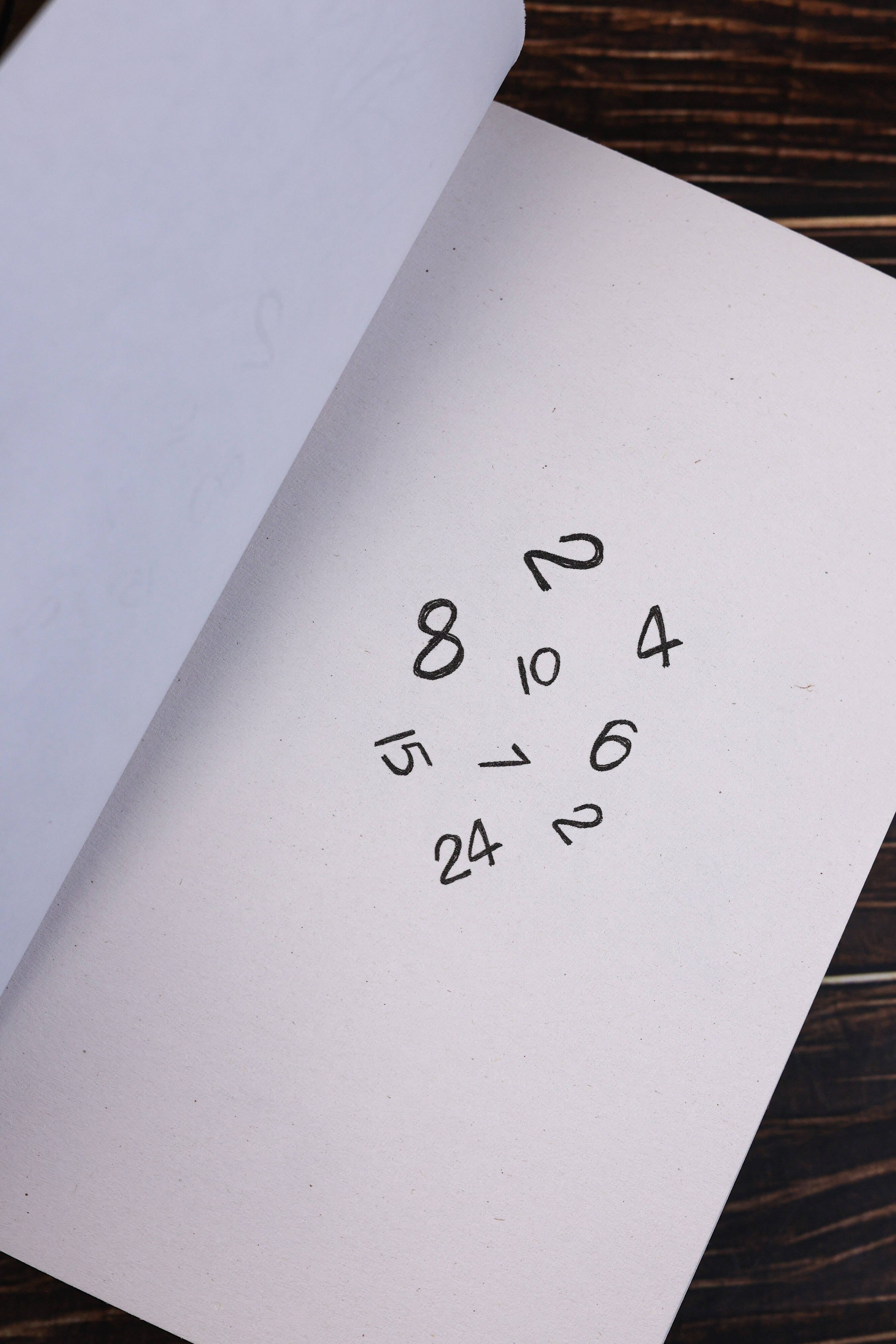 Изображение бумажной книги