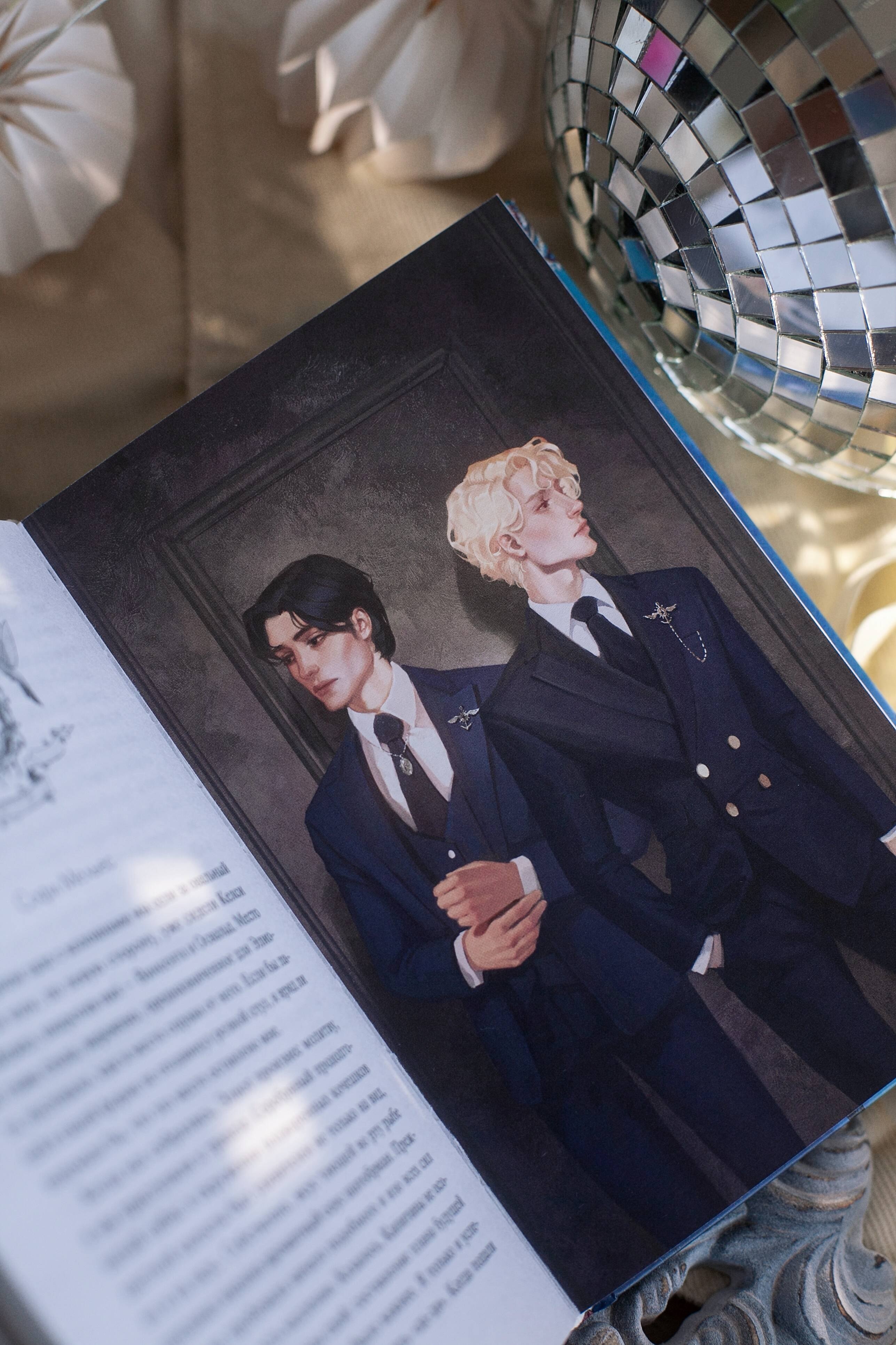 Изображение бумажной книги