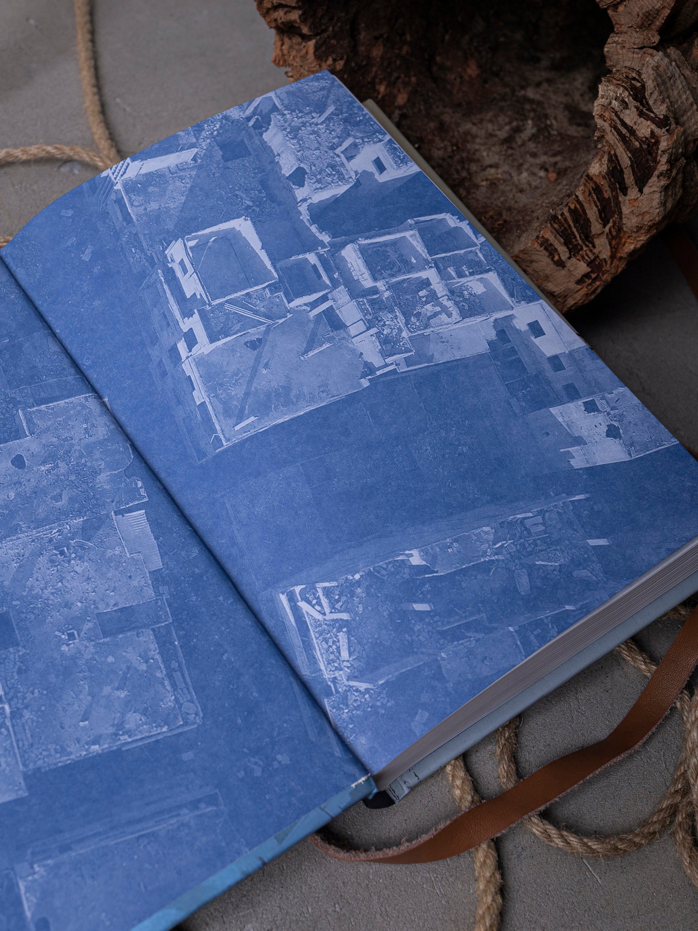Изображение бумажной книги