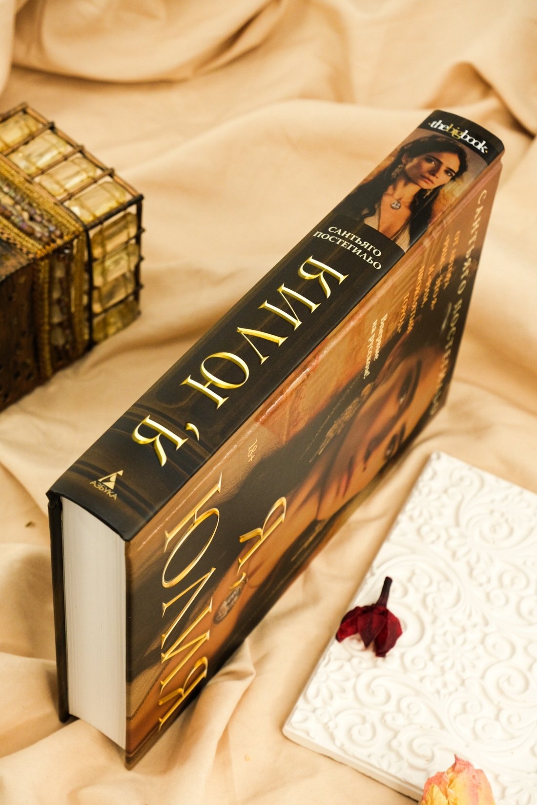 Изображение бумажной книги