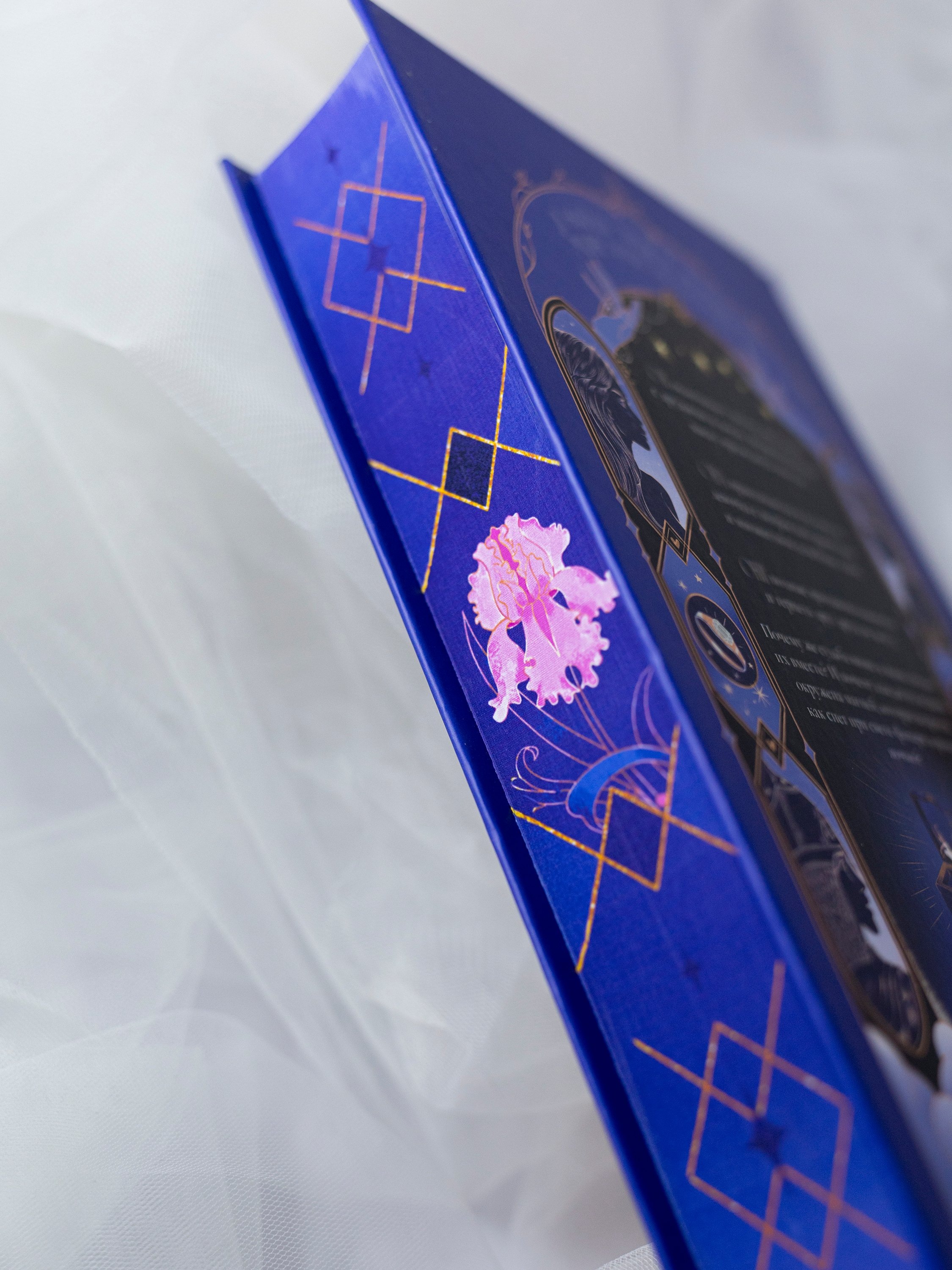 Изображение бумажной книги