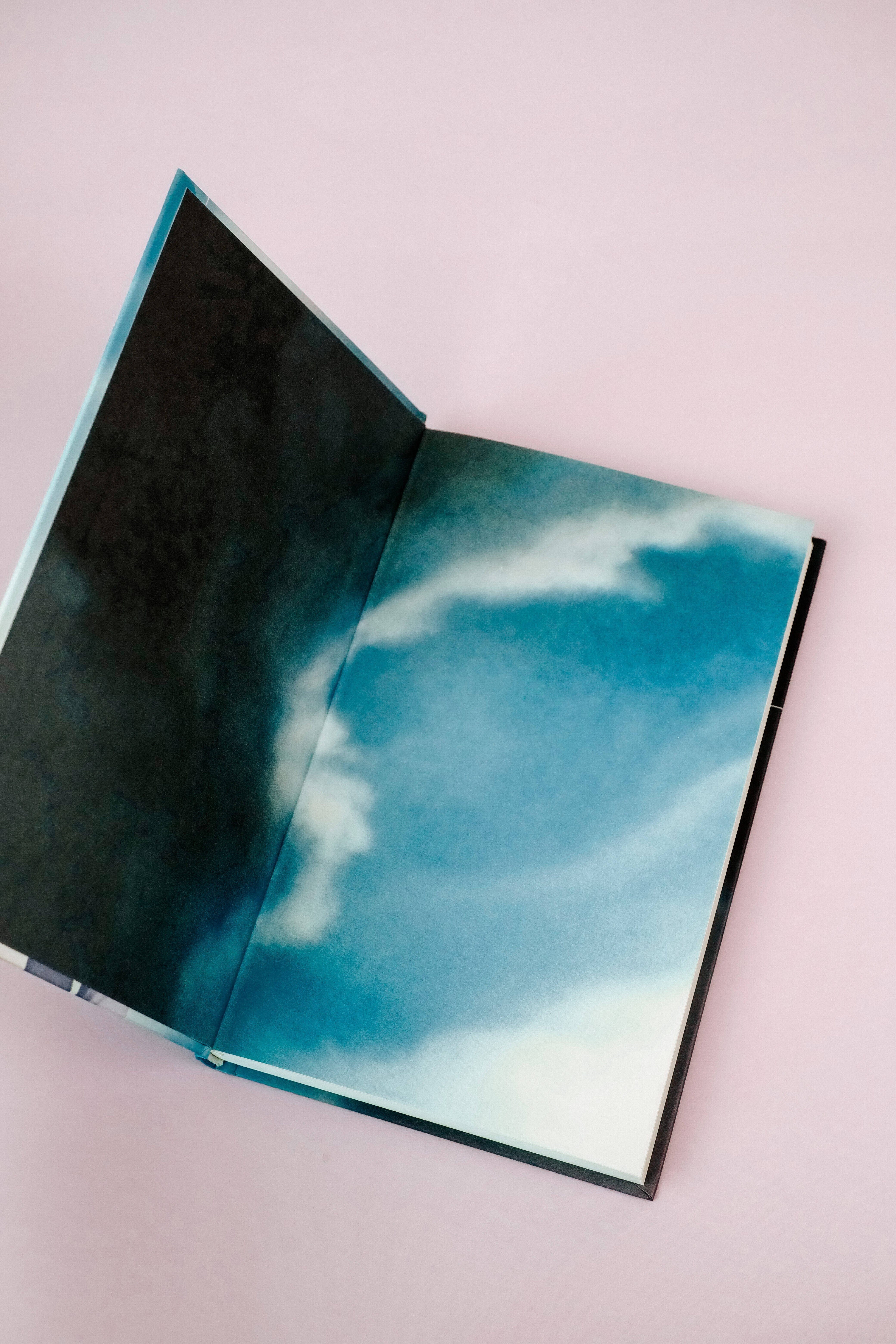 Изображение бумажной книги