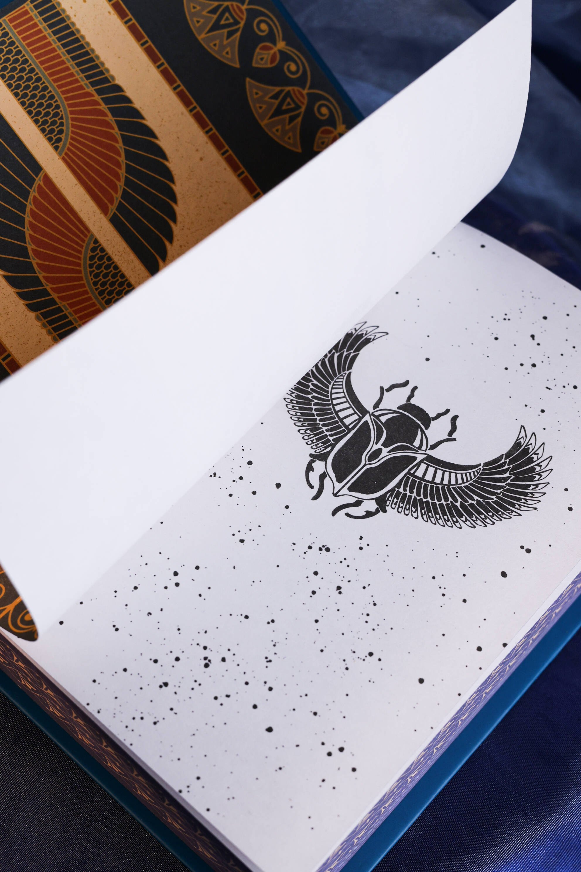 Изображение бумажной книги