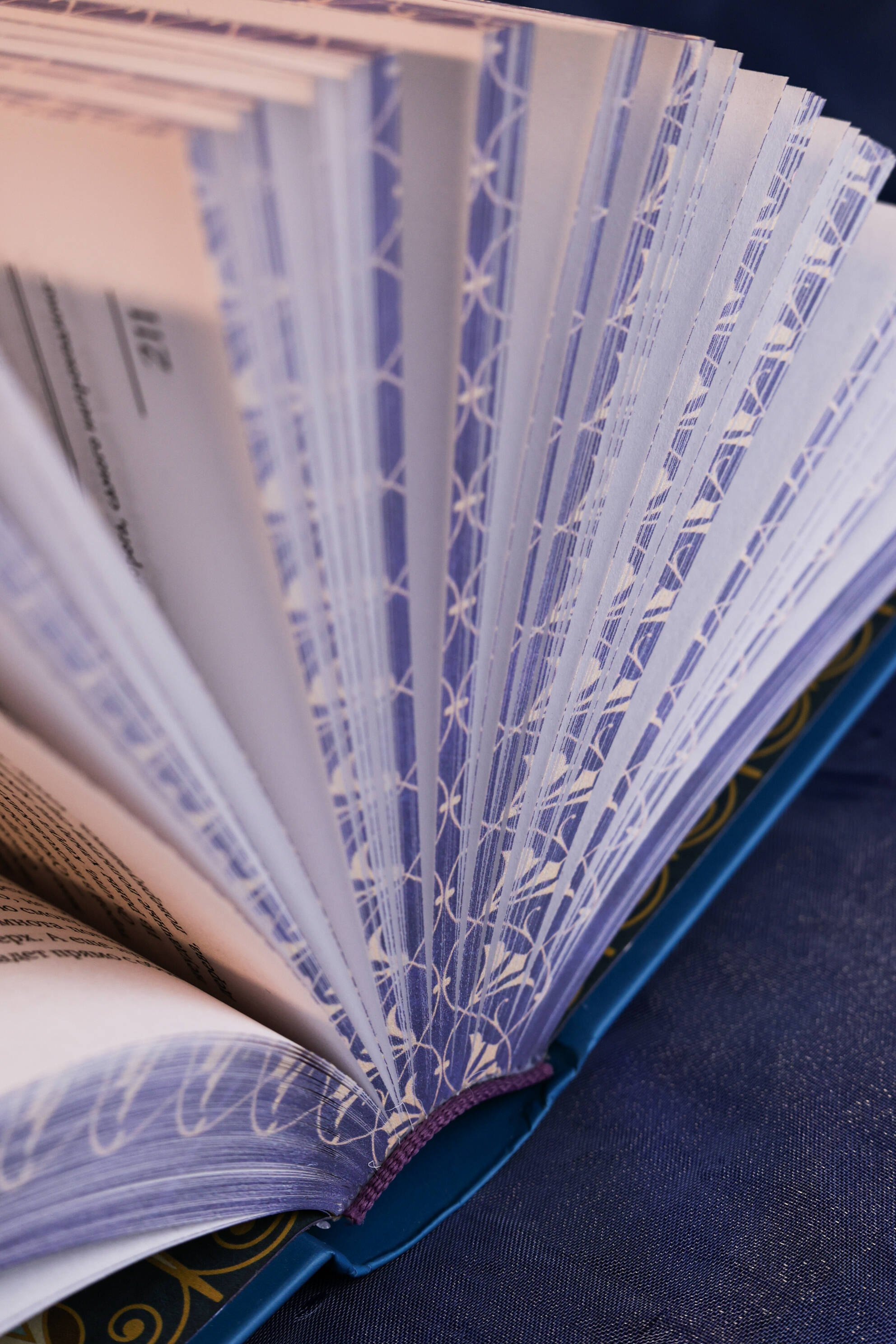 Изображение бумажной книги