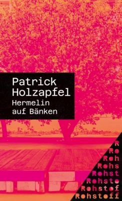 Hermelin auf Bänken