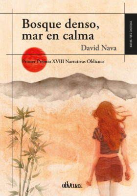 Bosque denso, mar en calma