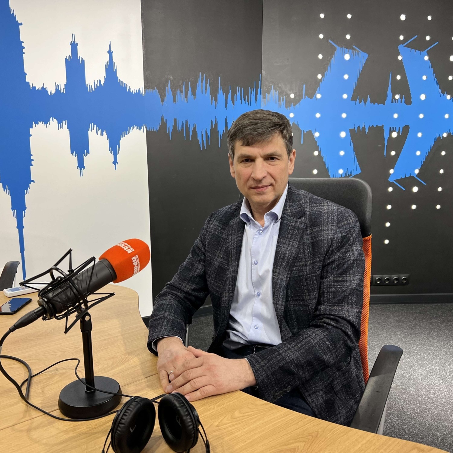 Обложка книги «Знакомьтесь, новый ЗакС: Алексей Далматов - депутат-строитель»
