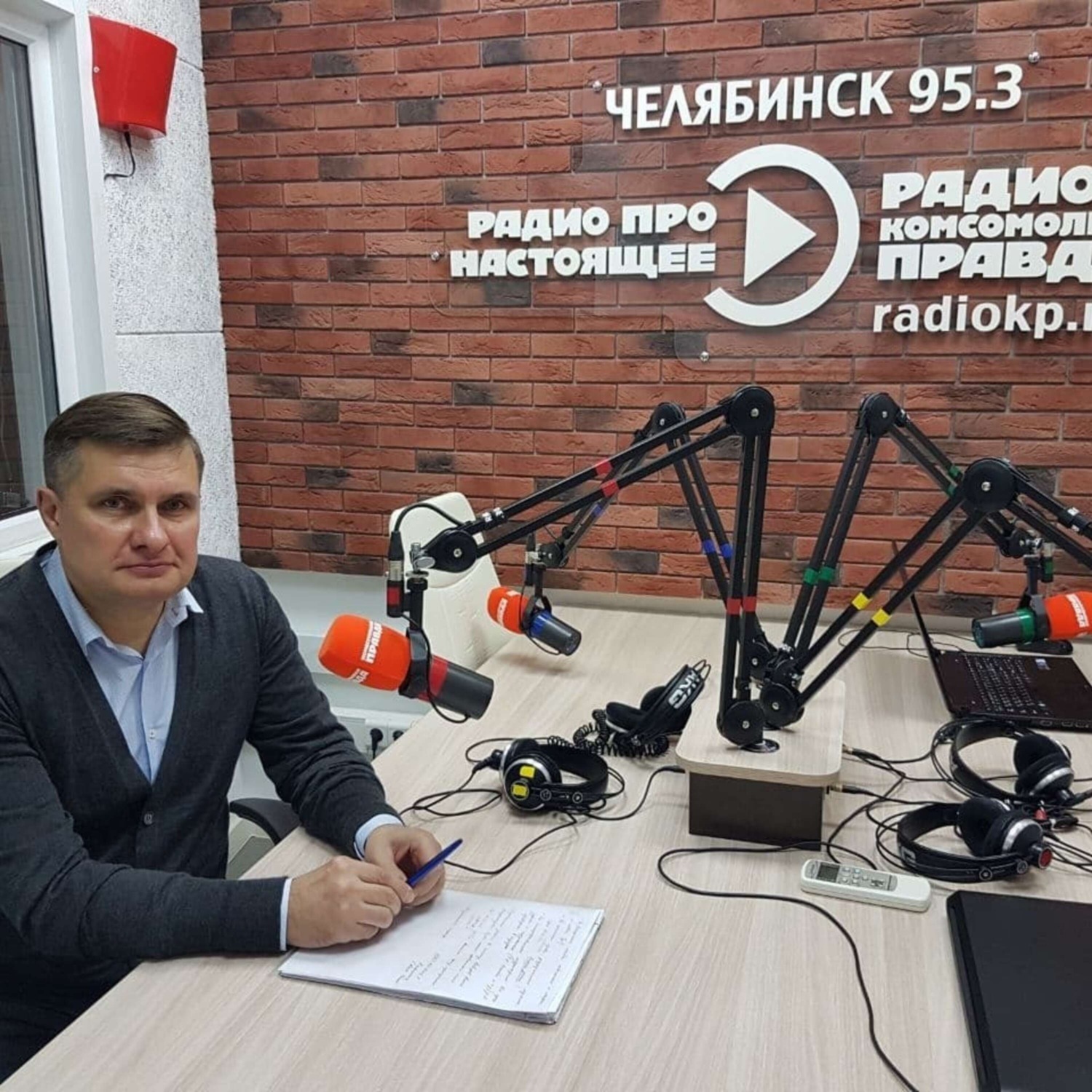 Обложка книги «Время ЧЕ. Замглавы Челябинска Максим Куляшов: "Реконструкция Комсомольского проспекта еще не завершена"»