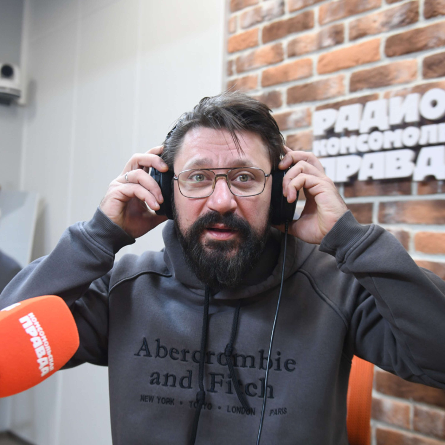 Обложка книги ««Сборный образ русского мужика»: Виктор Логинов объяснил, почему образ Гены Букина стал настолько популярен»