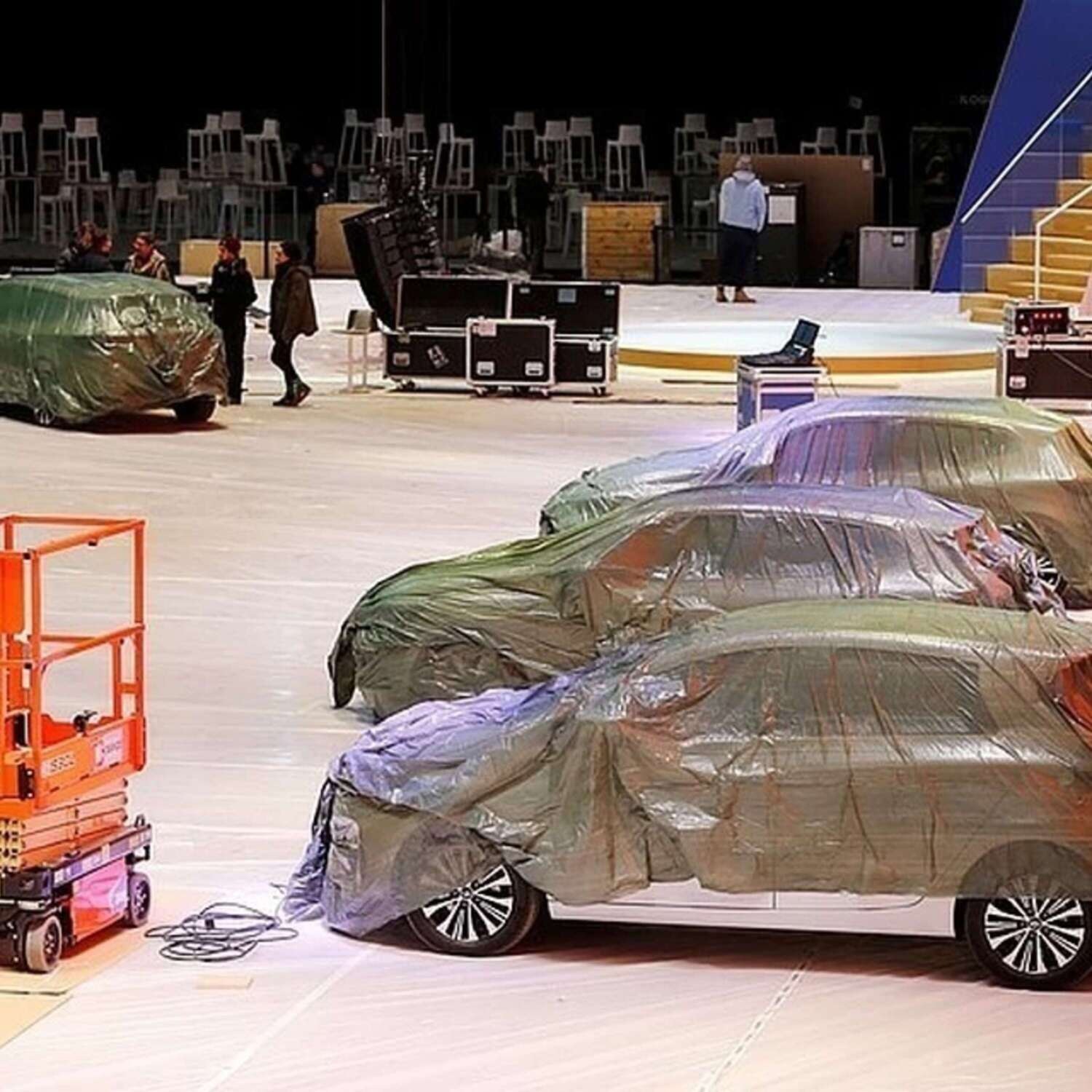 Обложка книги «России грозит дефицит новых автомобилей из-за коронавируса»