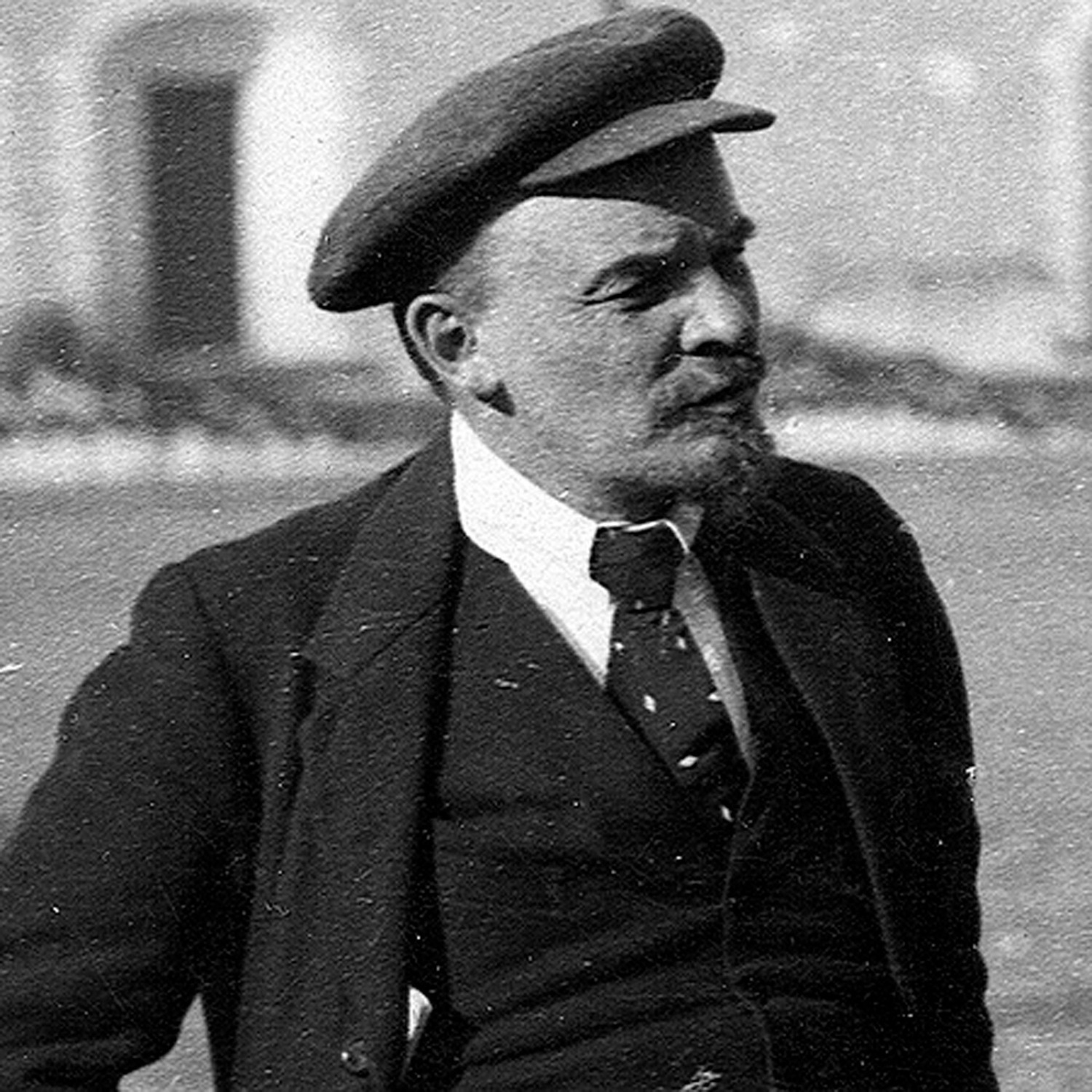 Обложка книги «100 лет назад умер Ленин. Почему засекретили реальную причину его смерти?»