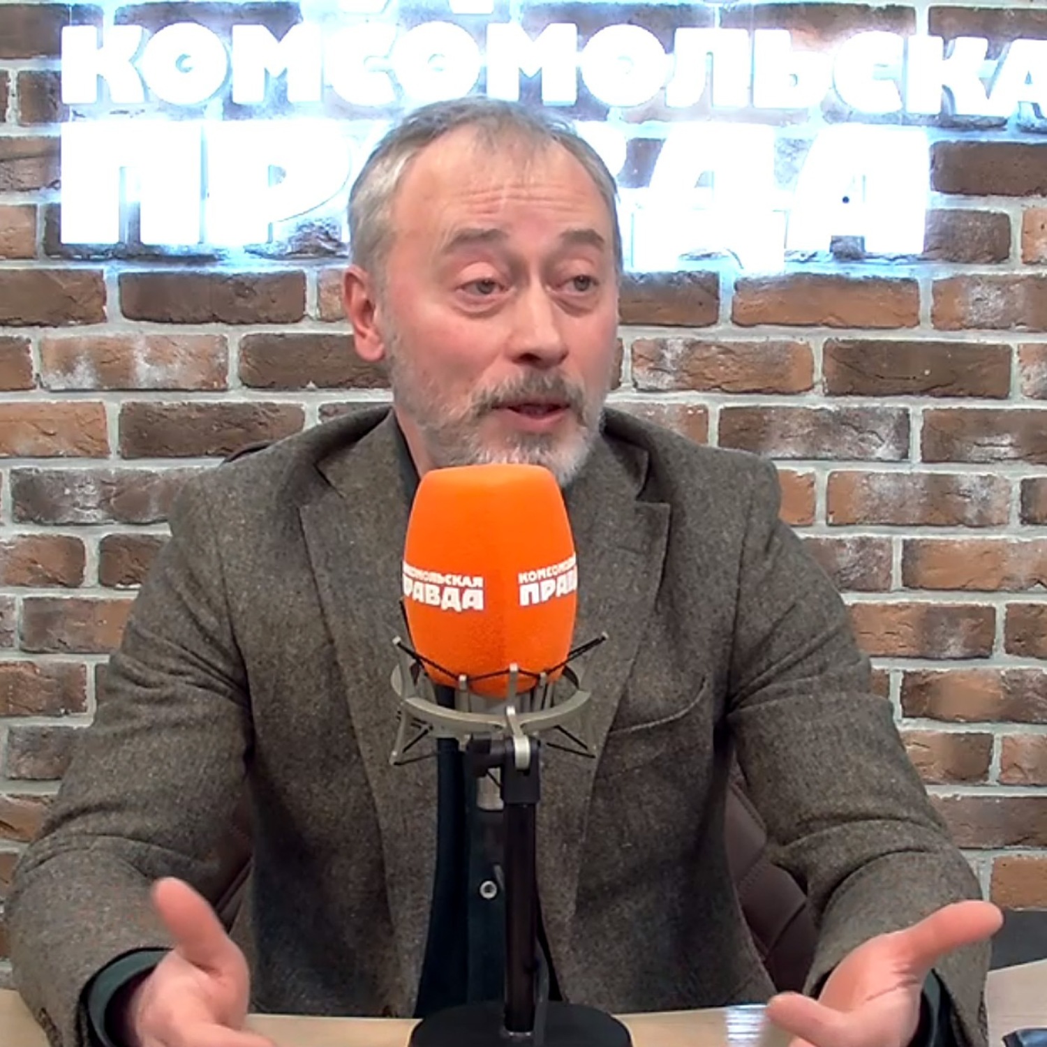 Обложка книги «Экономист Денис Ракша: Евросоюз не сможет дожать Россию санкциями»